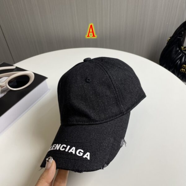 ⁦כובע של  בלנסיאגה⁩ – תמונה ⁦2⁩