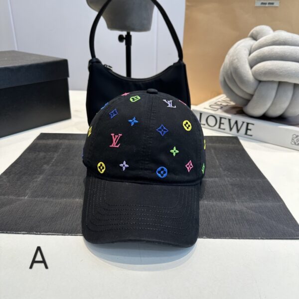⁦כובע של לואי ויטון⁩ – תמונה ⁦2⁩
