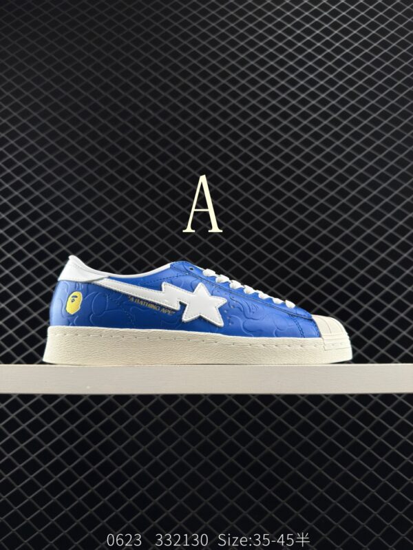 ⁦נעליים של אדידס BAPE⁩ – תמונה ⁦2⁩